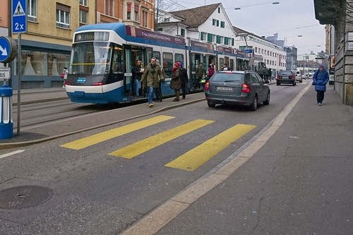 Esta calle de Zurich te demuestra en una simple imagen lo bien organizada que está Suiza