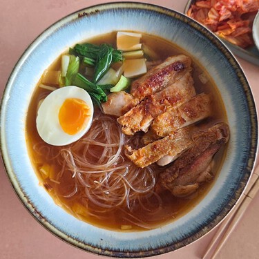 Sopa de pollo y kimchi, un caldo de inspiración coreana para estrenar el otoño 