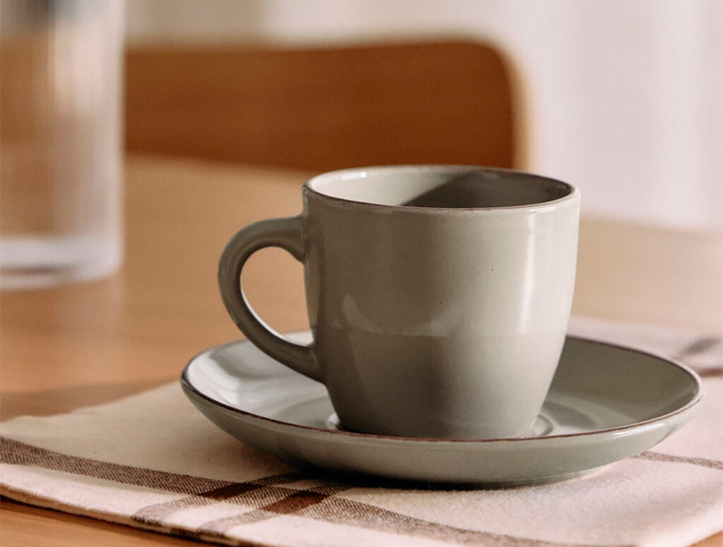 De gres y por menos de 7 euros: el set de tazas con platos a juego ideal para servir cappuccinos