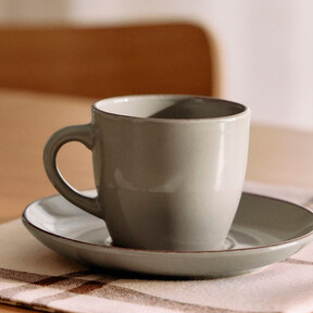 De gres y por menos de 7 euros: el set de tazas con platos a juego ideal para servir cappuccinos 