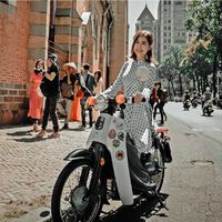 Un mito dice que las mujeres conducen menos en moto que los hombres. Puede que antes fuese verdad, pero algo está cambiando 