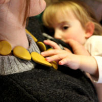 No, la lactancia materna prolongada no conlleva ningún riesgo