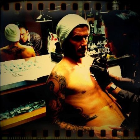 Si creíais que David Beckham no tenia sitio en el cuerpo para más tatuajes... estabais equivocados
