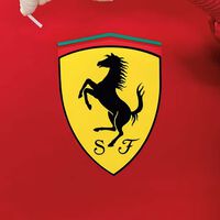 Ni pegatinas, ni chapas prefabricadas: así se pinta a mano el carísimo escudo que llevan los Ferrari en las aletas laterales