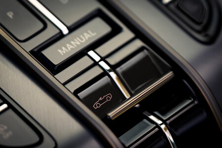 Aston Martin Vanquish Volante 2025