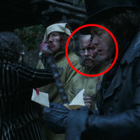 Si paras Frankenstein en el minuto 39:46 podrás ver el cameo más "divertido" de la película, y tiene protagonismo español