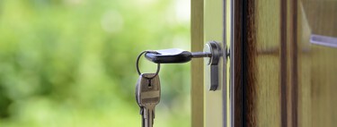 Así puedes abrir la puerta de casa sin llamar al cerrajero si te has olvidado las llaves puestas por dentro 