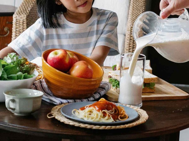 Alimentación, ejercicio y agua: conoce los hábitos que puedes empezar hoy para cuidar tu salud a futuro, según una experta en nutrición
