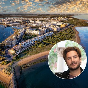 El refugio playero de Manu Carrasco donde se come de escándalo: un pueblo de pescadores con una de las lonjas más importantes de España 