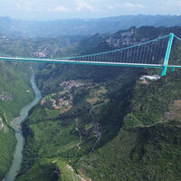 China siendo China es crear una autopista voladora: la megaobra de ingeniería con los puentes atirantados más altos del mundo