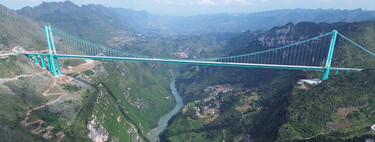 China tiene la autopista que no toca el suelo: ingeniería extrema con puentes colosales de récord sobrevolando abismos