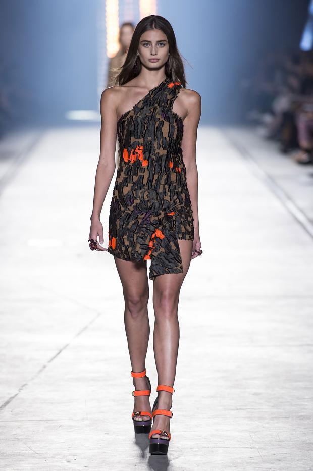 Foto de Versace Primavera-Verano 2016: un desfile no apto para cardiacos (42/55)