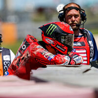 Pecco Bagnaia, una Ducati demasiado perfecta y el extraño motivo de su caída: "La moto es tan estable que no siento las gomas" 