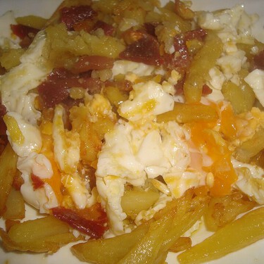 Cómo hacer Huevos rotos, el mejor desayuno español que puedes preparar en tu casa con solo 5 ingredientes