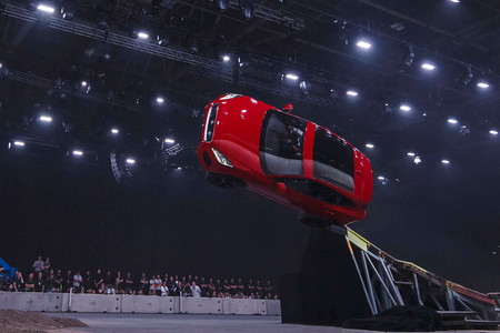 Jaguar E-Pace establece un Récord Guinness realizando un giro horizontal de 270º