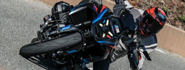 Saluda a la trail más bestia del planeta: la versión M de la BMW R 1300 GS lista para tocar rodilla hecha por unos frikis