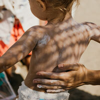 Protector solar para bebés y niños: ¿cremas con filtro físico o químico? ¿Cuál es la diferencia? 