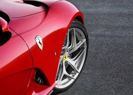 El Ferrari híbrido V8 que se presentará a fin de mes podría tener tracción en ambos ejes y tres motores eléctricos