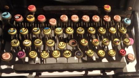 Máquina de escribir con emoticonos