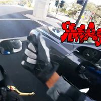 En EEUU se ha puesto de moda romper a guantazos los retrovisores de los coches que molestan a las motos. Lo llaman "justicia social" 