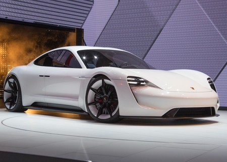 El Porsche Taycan tendrá 600 hp y 500 de autonomía ¡Y ya ha sido espiado al desnudo!