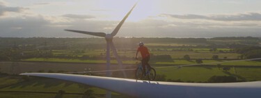 ¡Infartante! Cuando un aerogenerador se convierte en el spot más espectacular para montar en bici 