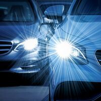 La DGT recuerda cómo hay que usar las luces del coche y por qué es importante hacerlo incluso de día