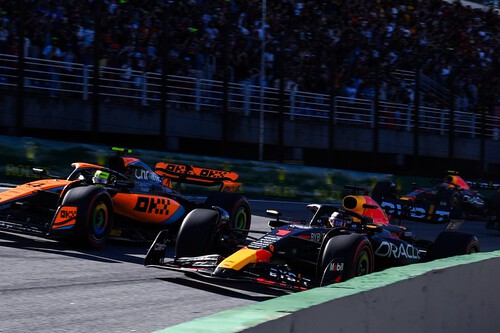 Fernando Alonso pone la épica logrando un podio de foto finish en otro trámite de Max Verstappen en Brasil