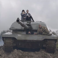 La mejor terapia para acabar 2020 está en Reino Unido: conducir un tanque y destrozar coches bajo sus orugas