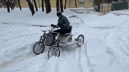 Va en serio: esto es un cuadriciclo eléctrico 4x4 ruso hecho con dos bicicletas eléctricas, y se venderá por 1.430 euros