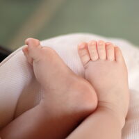Una familia mega numerosa da la bienvenida a una niña después de 14 hijos varones  