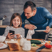 No todo el tiempo de pantalla es perjudicial para el desempeño académico de niños y adolescentes, de acuerdo con un nuevo estudio