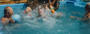 Tener el agua de tu piscina limpia no tiene por qué costar una fortuna. Así puedes usar la depuradora sin que se dispare la factura