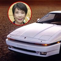 Esta señora está a punto de ser la primera mujer de la historia que es primera ministra de Japón. Tiene un Toyota Supra clásico desde hace más de 30 años y es más quemada que tú
