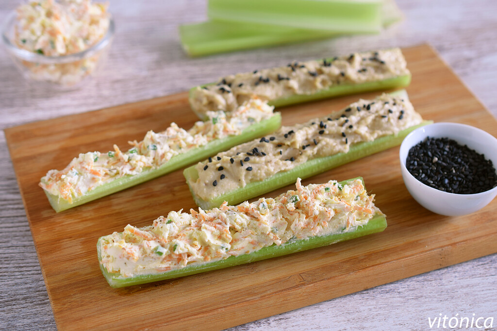 Palitos de apio rellenos de hummus y queso con zanahoria y frutos secos: receta saludable perfecta para un picoteo saciante