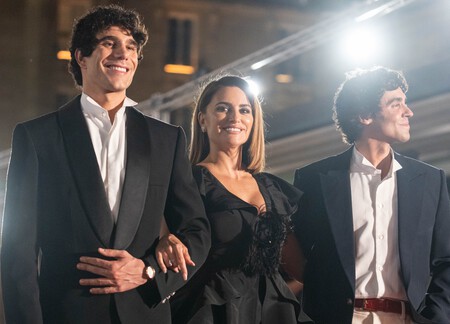 Los Javis y Penélope Cruz en la presentación de 'La bola negra' en el Festival de San Sebastián