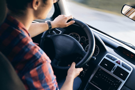 El volante de tu coche podría estar cuatro veces más sucio que un baño público, según este estudio