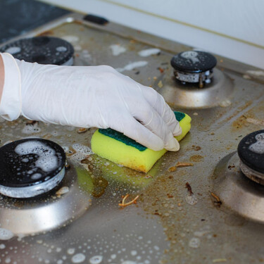 El quita grasas de Mercadona con olor a limón que acaba con la suciedad en los fogones, la barbacoa y hasta los trapos de cocina