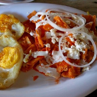 Cómo hacer 1 litro de salsa para chilaquiles rojos tradicionales, alcanza perfecto para 5 personas