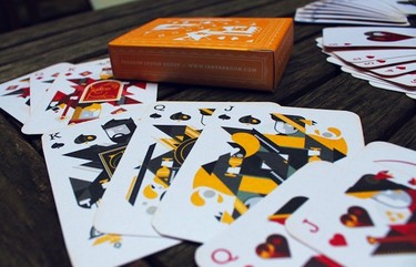¿Amante de los juegos de cartas? Aquí algunas de las barajas más molonas del momento para regalar estas Navidades