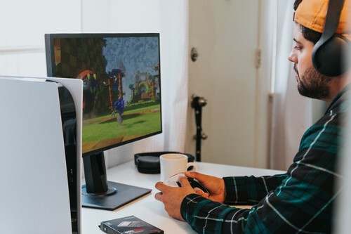 O uso de IA na programação de jogos começou como uma ferramenta opcional, agora é quase obrigatório | Imagem: Memória Samsung, Ilya Pavlov