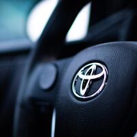 Toyota es la marca de coches mejor valorada pero Tesla es la que más crece, según el informe anual de Interbrand