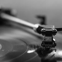 Mis padres acumularon más de 100 vinilos de grupos míticos: ahora puedo disfrutar de ellos gracias a este gadget
