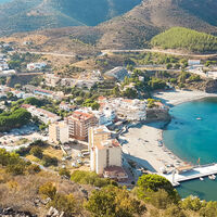 Un paseo marítimo con vistas al Mediterráneo, pescado fresco y un casco antiguo pequeño: el pueblo pesquero catalán para recorrer a pie y desconectar