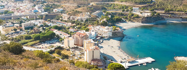 Un paseo marítimo con vistas al Mediterráneo, pescado fresco y un casco antiguo pequeño: el pueblo pesquero catalán para recorrer a pie y desconectar