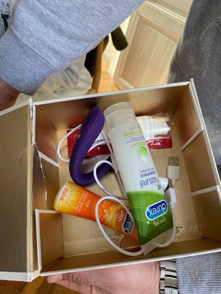 Vibrador y lubricantes encontrados en un Airbnb