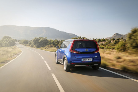 Kia e-Soul 2019 trasera en marcha