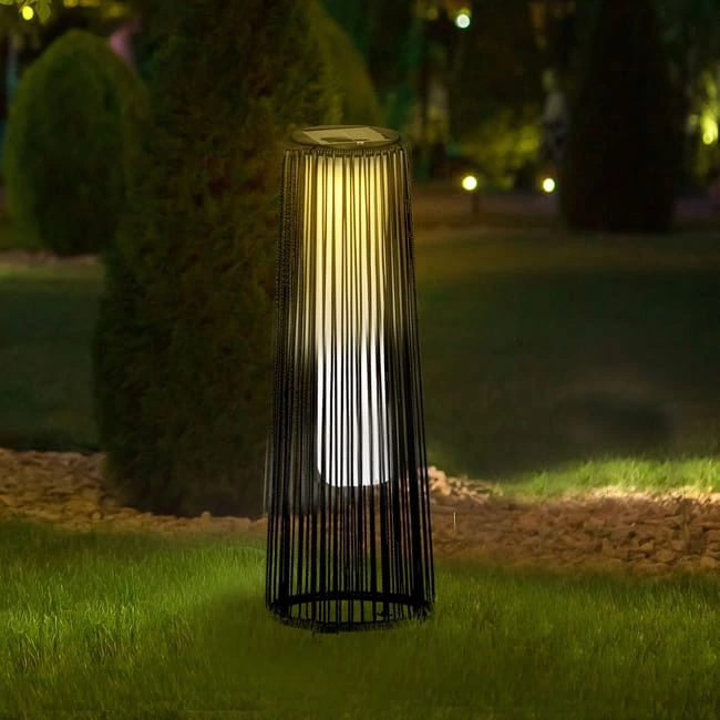 Lámpara de pie de ratán energía solar Outsunny 21,5x21,5x61 cm negro
