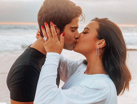 ¡Menudo pedrusco! Demi Lovato tiene, por lo menos, medio millón de razones para querer casarse con Max Ehrich
