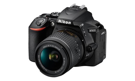 En eBay, de importación, tenemos más barata que nunca la Nikon D5600 con objetivo, por 409,99 euros